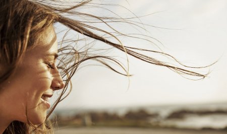 Жена с развяна от вятъра коса