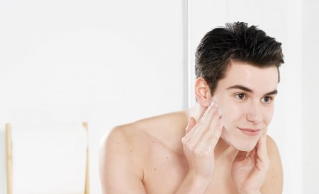 Bioderma - мъж си мие лицето