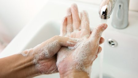 Bioderma - Миене на ръце