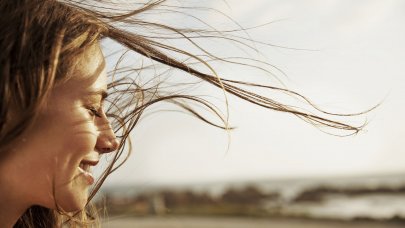 Жена с развяна от вятъра коса