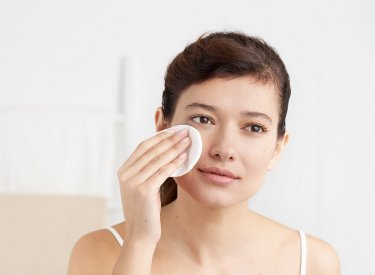 Bioderma - жена, която почиства лицето си Bioderma - жена, която почиства лицето си